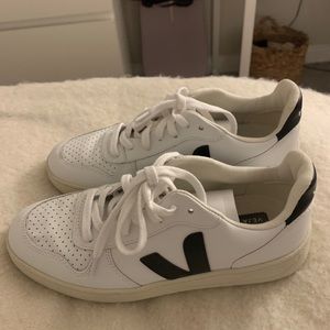 Veja V-10 White&Black Sz 38